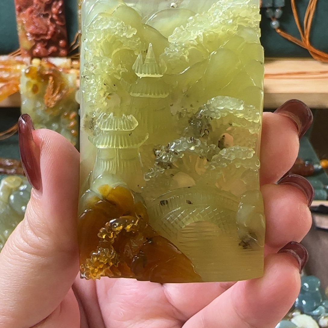 蛇纹石玉颈饰合金