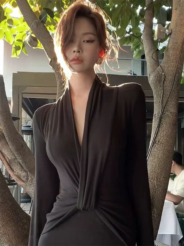 秋季小众不规则御姐风褶皱气质V领连衣裙收腰显身材包臀长裙子