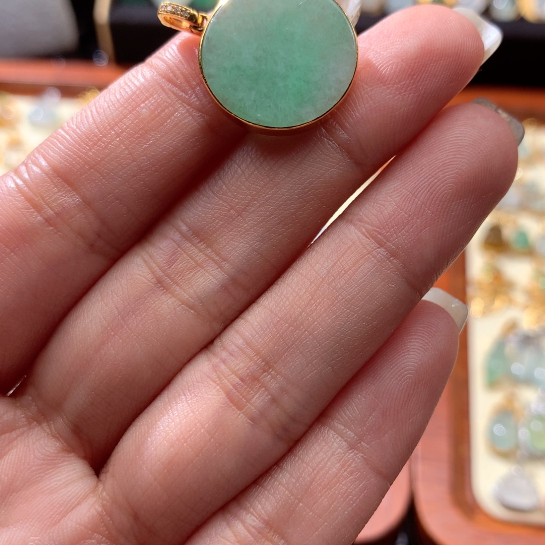 翡翠颈饰18K金镶嵌一****)翡翠