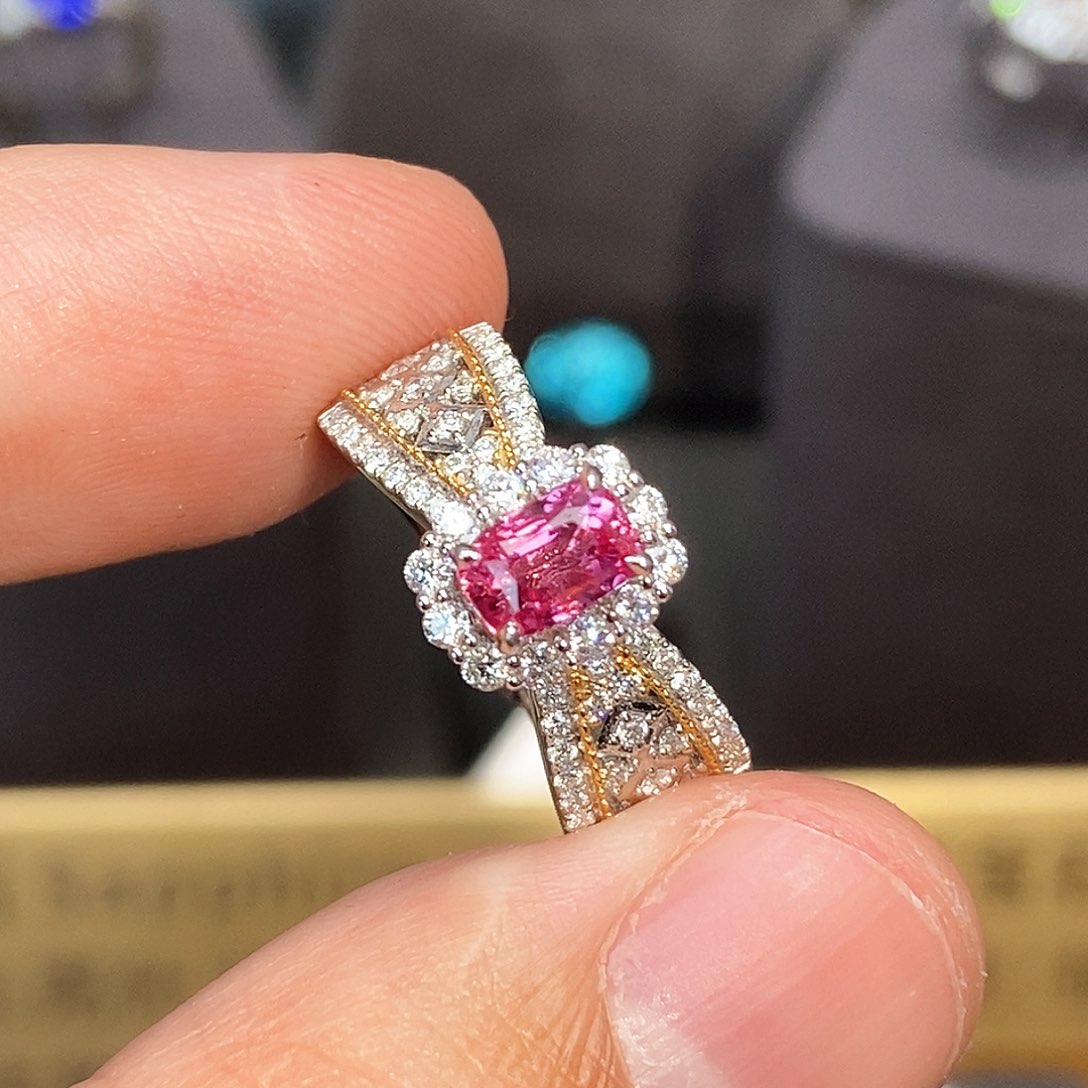 彩色蓝宝石戒指18K金镶嵌1.02克拉