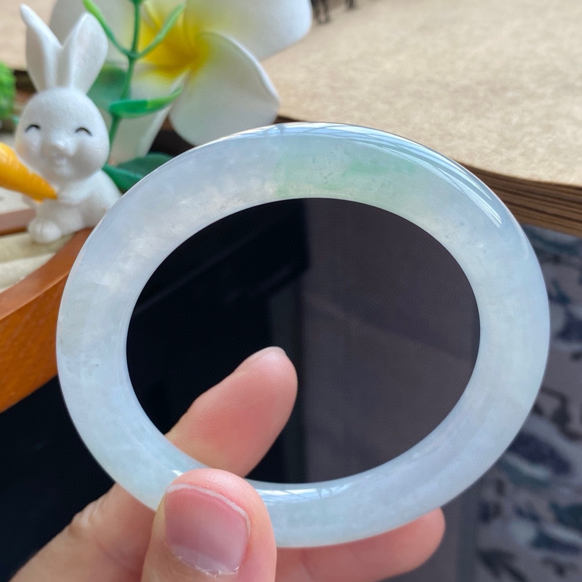 4.3批2637号翡翠手镯52.4-9.7-9.5飘绿圆条！着几分随性与清雅！