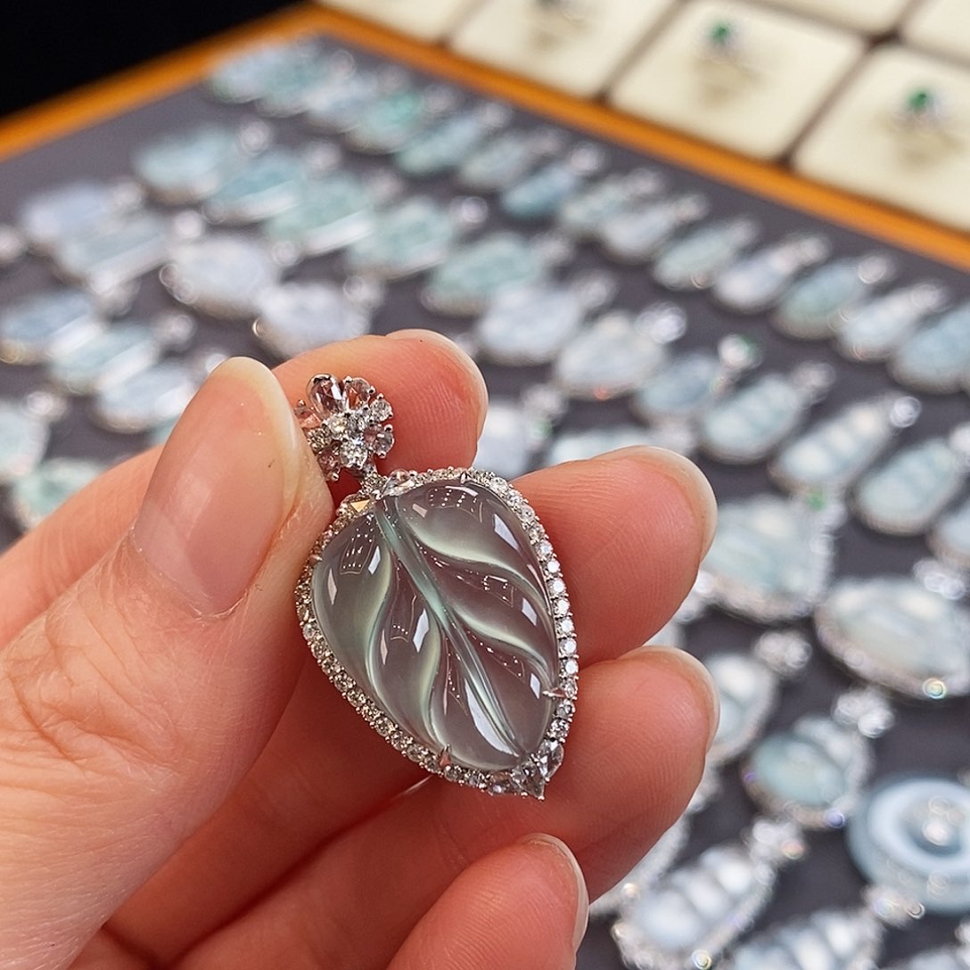 翡翠颈饰18K金镶嵌天然缅甸翡翠吊坠叶子