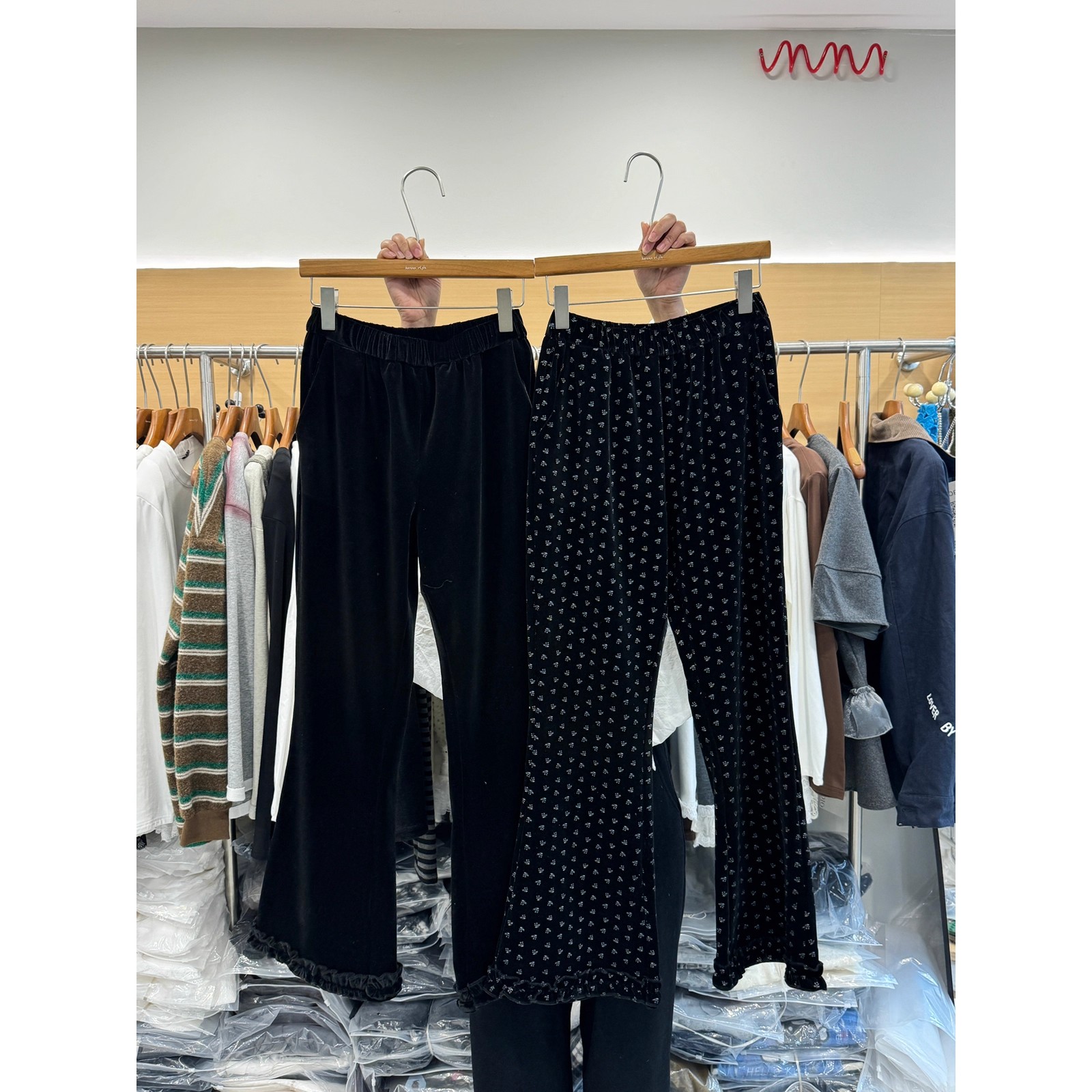 显瘦丝绒加绒微喇裤2025秋冬新款松紧腰木耳边碎花直筒休闲裤长裤