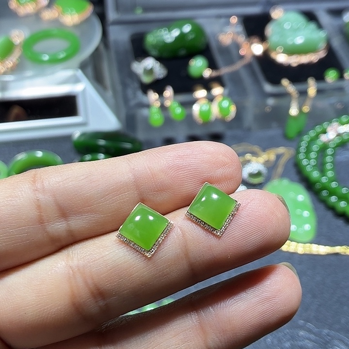 和田玉18K金镶嵌耳钉苹果绿方面耳钉8m