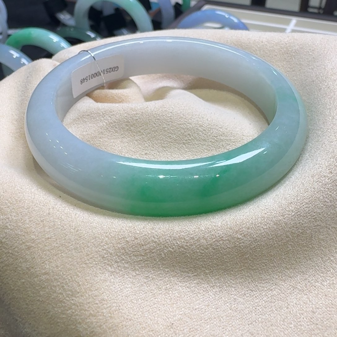 翡翠未镶嵌手镯白底青（有包容）