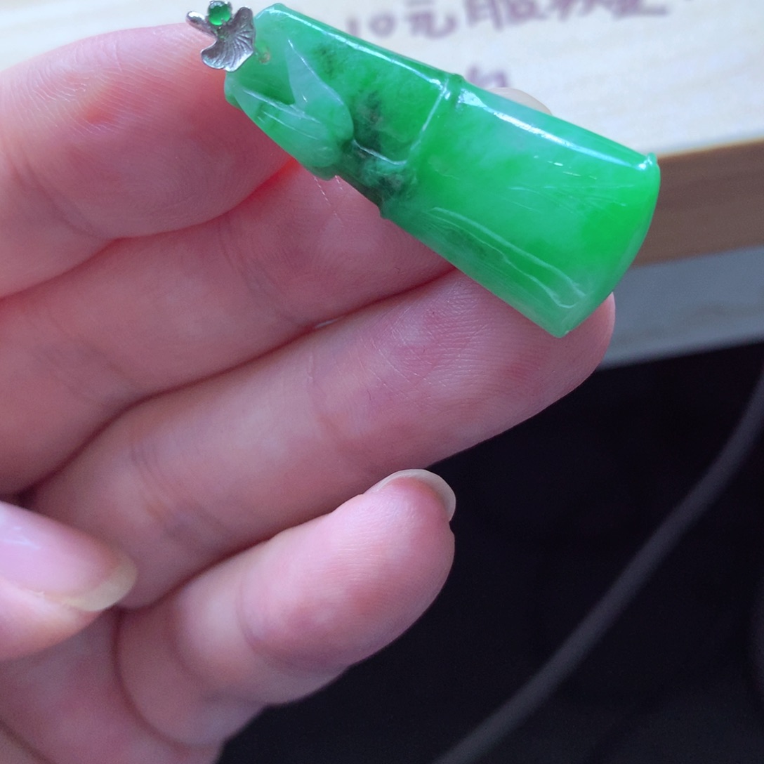 翡翠颈饰18K金镶嵌吊坠