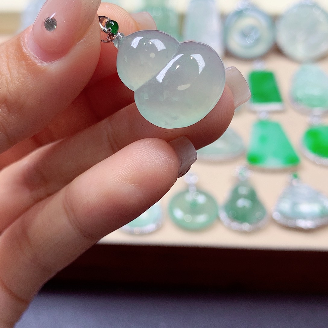 翡翠颈饰18K金镶嵌翡翠