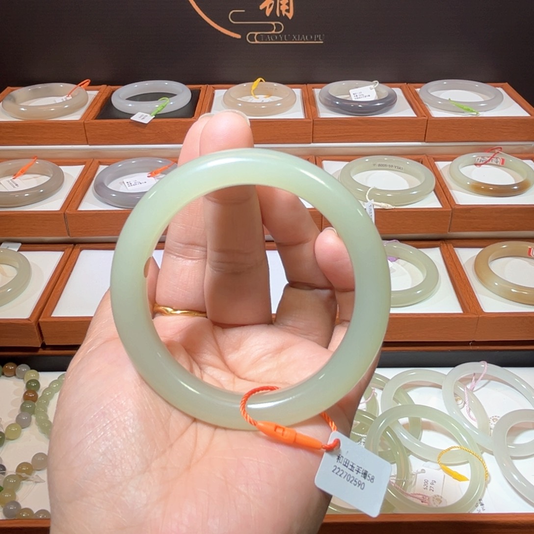 和田玉手镯未镶嵌月****。