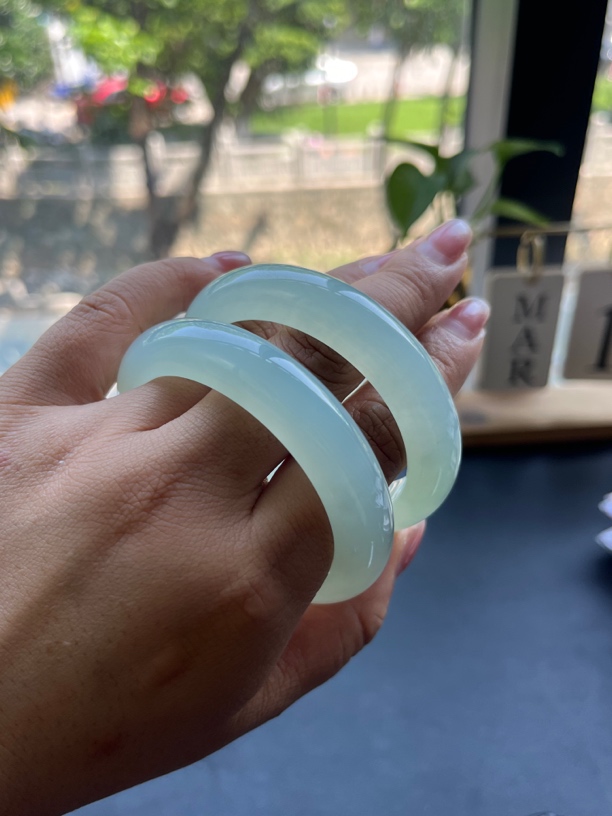 53.5葡萄肉宽版正圈翡翠手镯