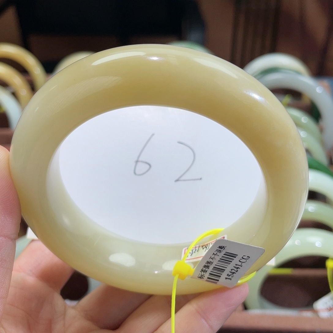 百***精和田玉未镶嵌手镯