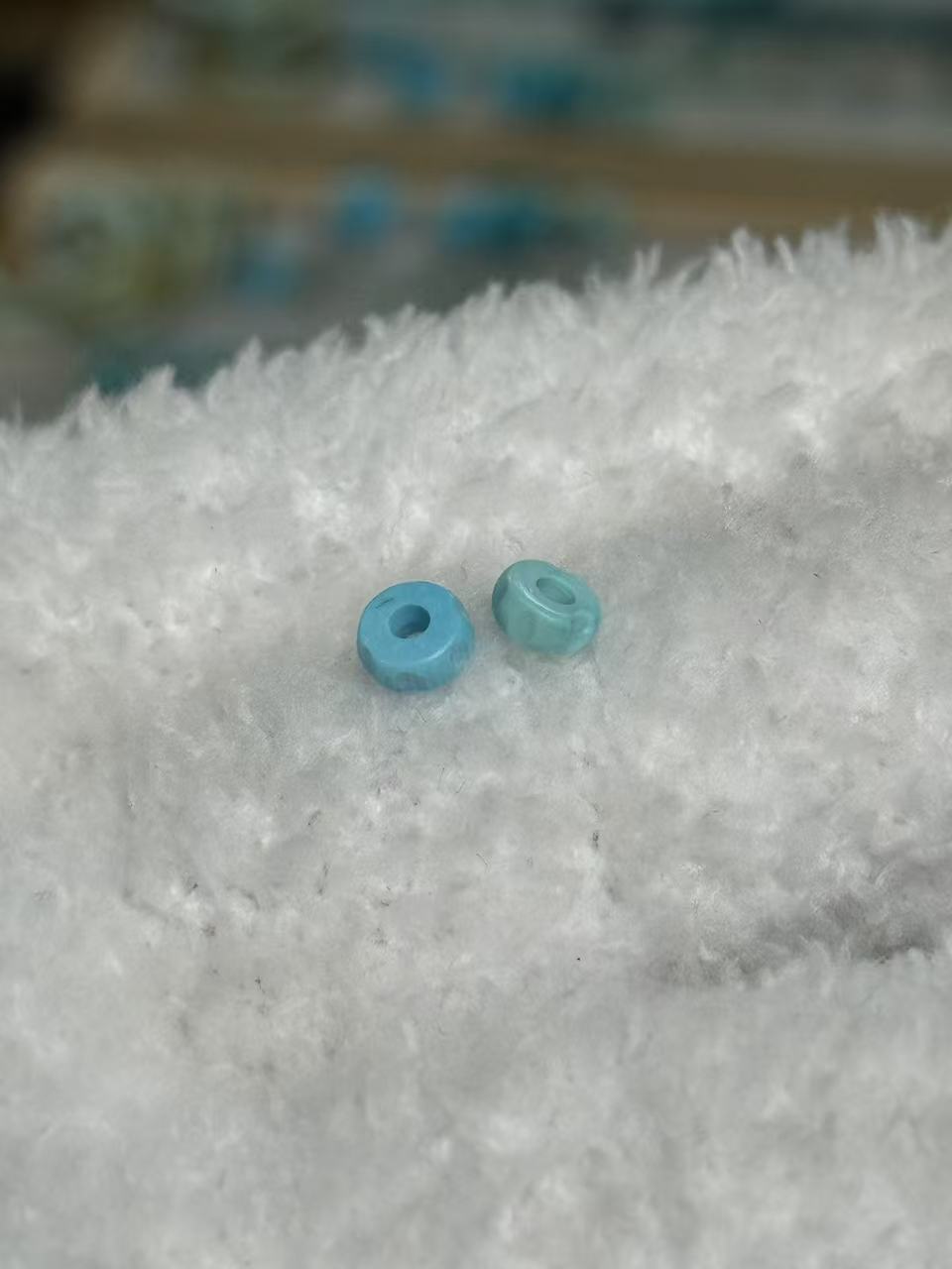  “原矿绿松石”柏香籽隔片一对，少见的蓝色，多样性发货