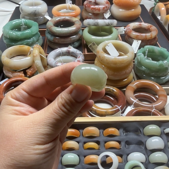 *****石英质玉未镶嵌手镯