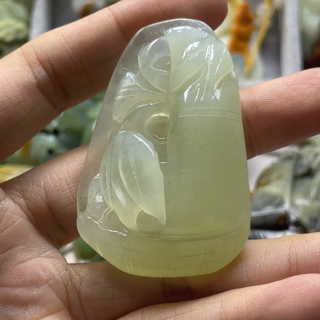 蛇纹石玉颈饰未镶嵌