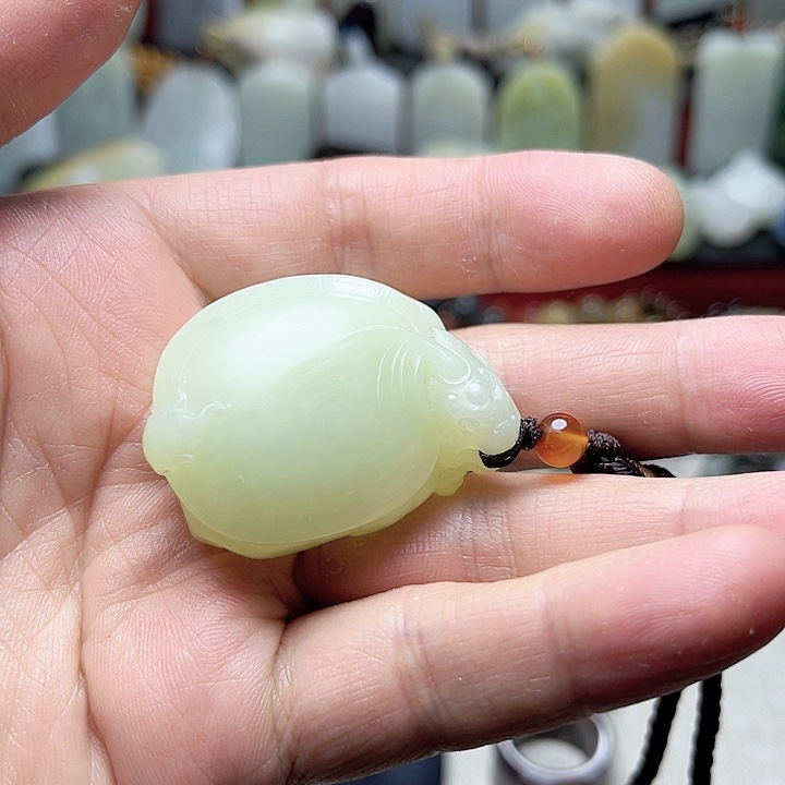 和田玉未镶嵌把件