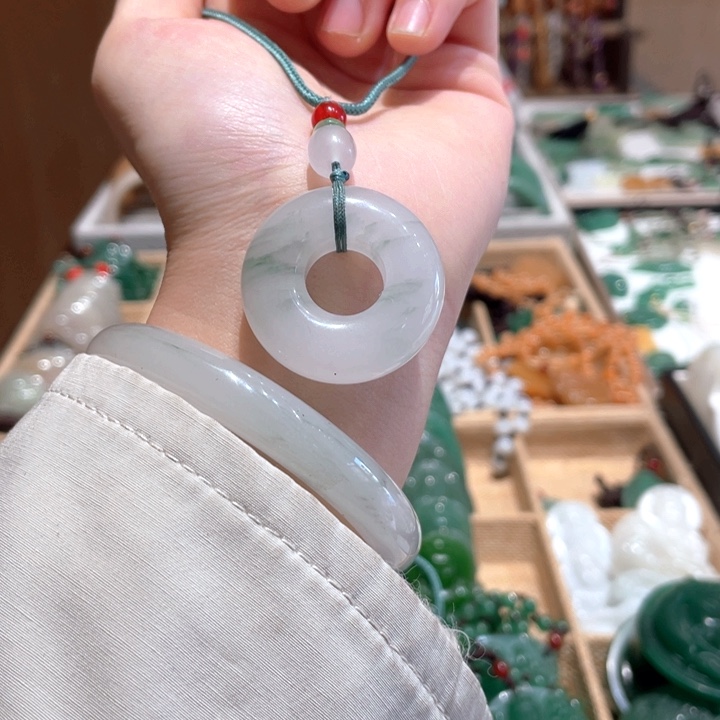 石英质玉未镶嵌颈饰