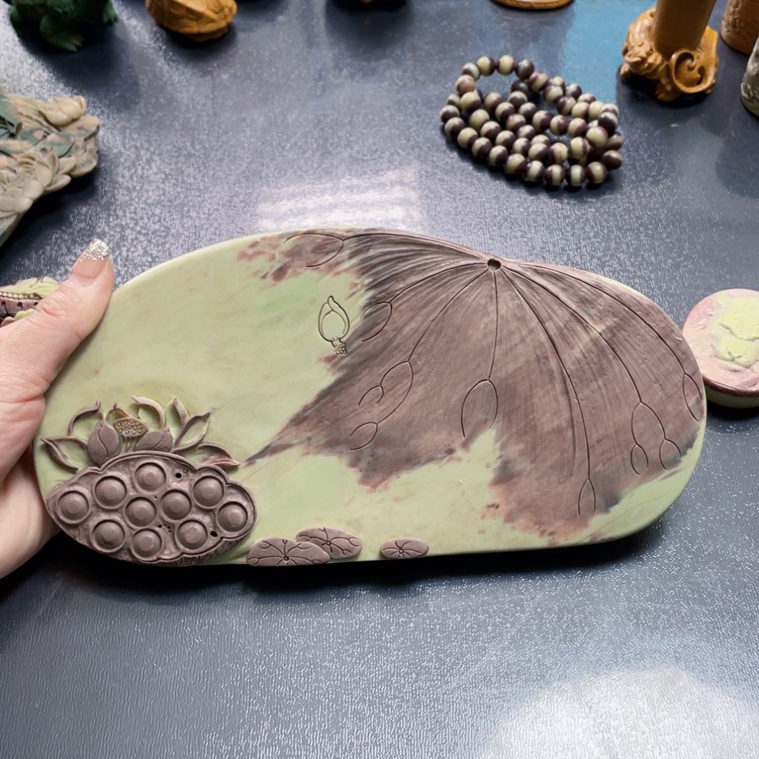 荷花壶承紫袍玉带石