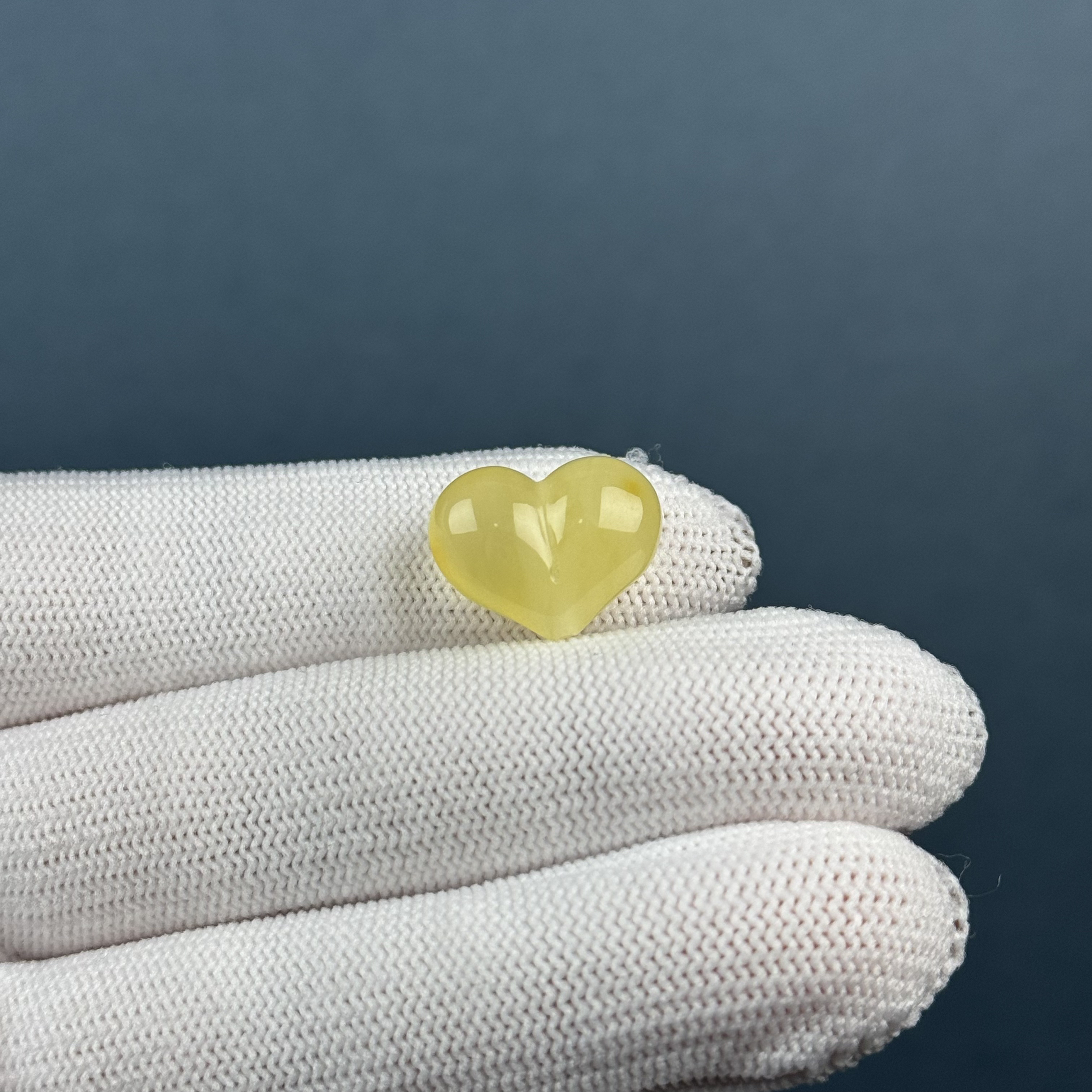 F4588天然原矿蜜蜡 屁桃爱心 16.7*12.9*7.8mm支持复检假一罚十