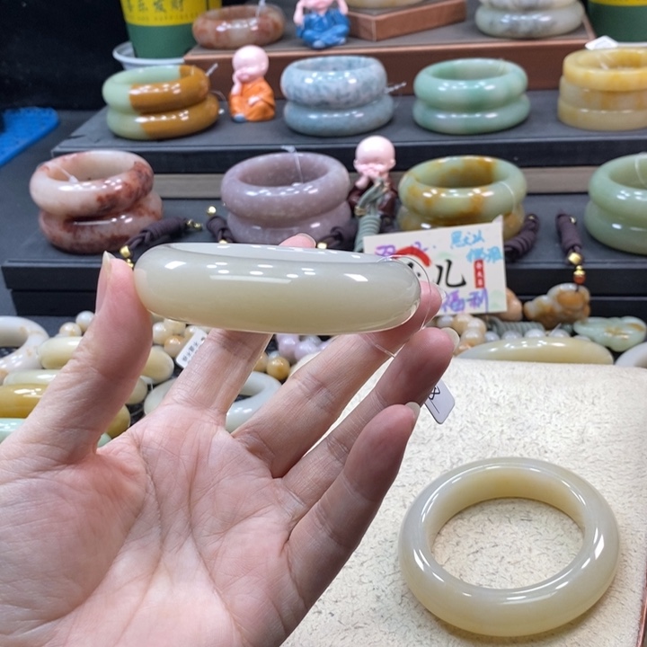 未镶嵌手镯石英岩玉