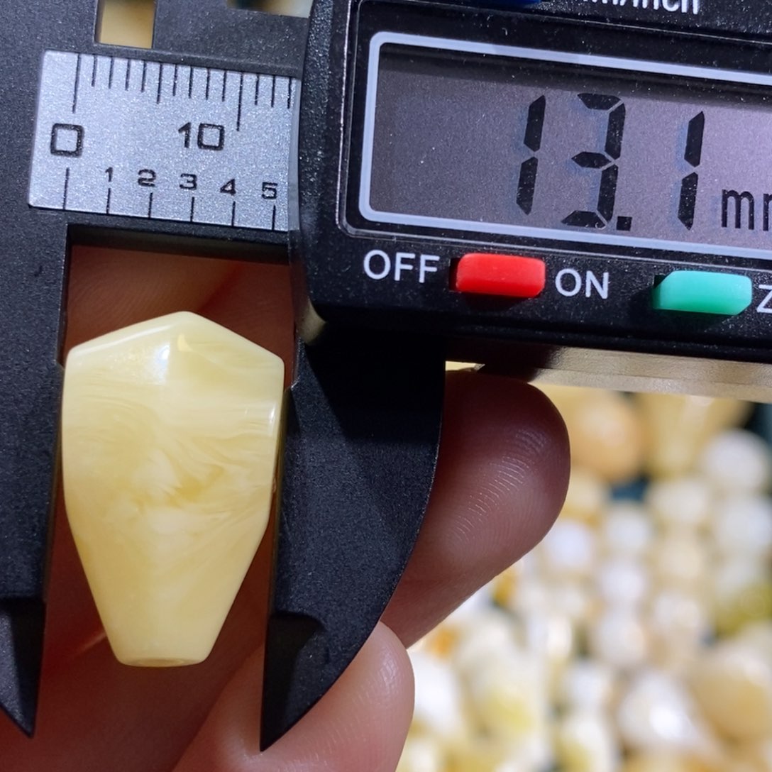 琥珀裸石未镶嵌配饰