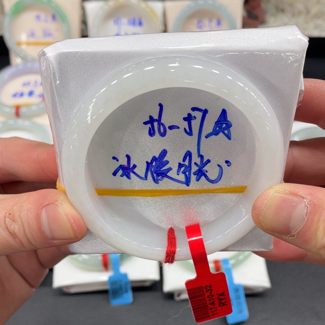 翡翠手镯未镶嵌翡翠