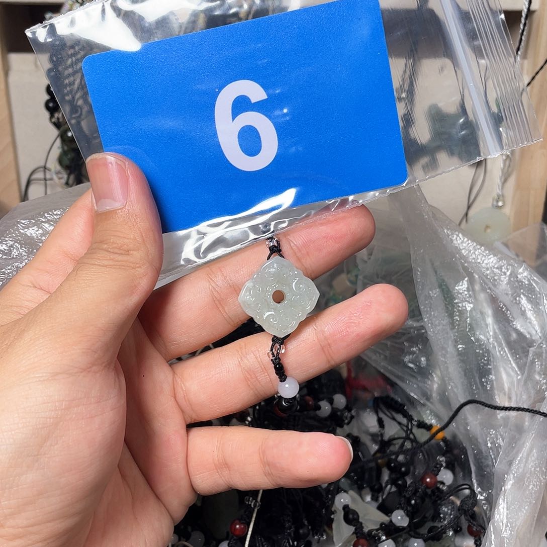 蛇纹石玉颈饰合金