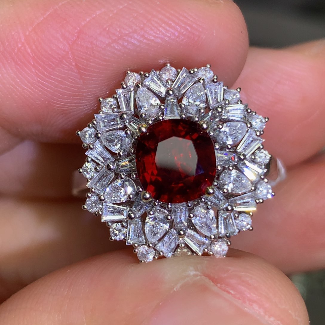 红宝石戒指18K金镶嵌