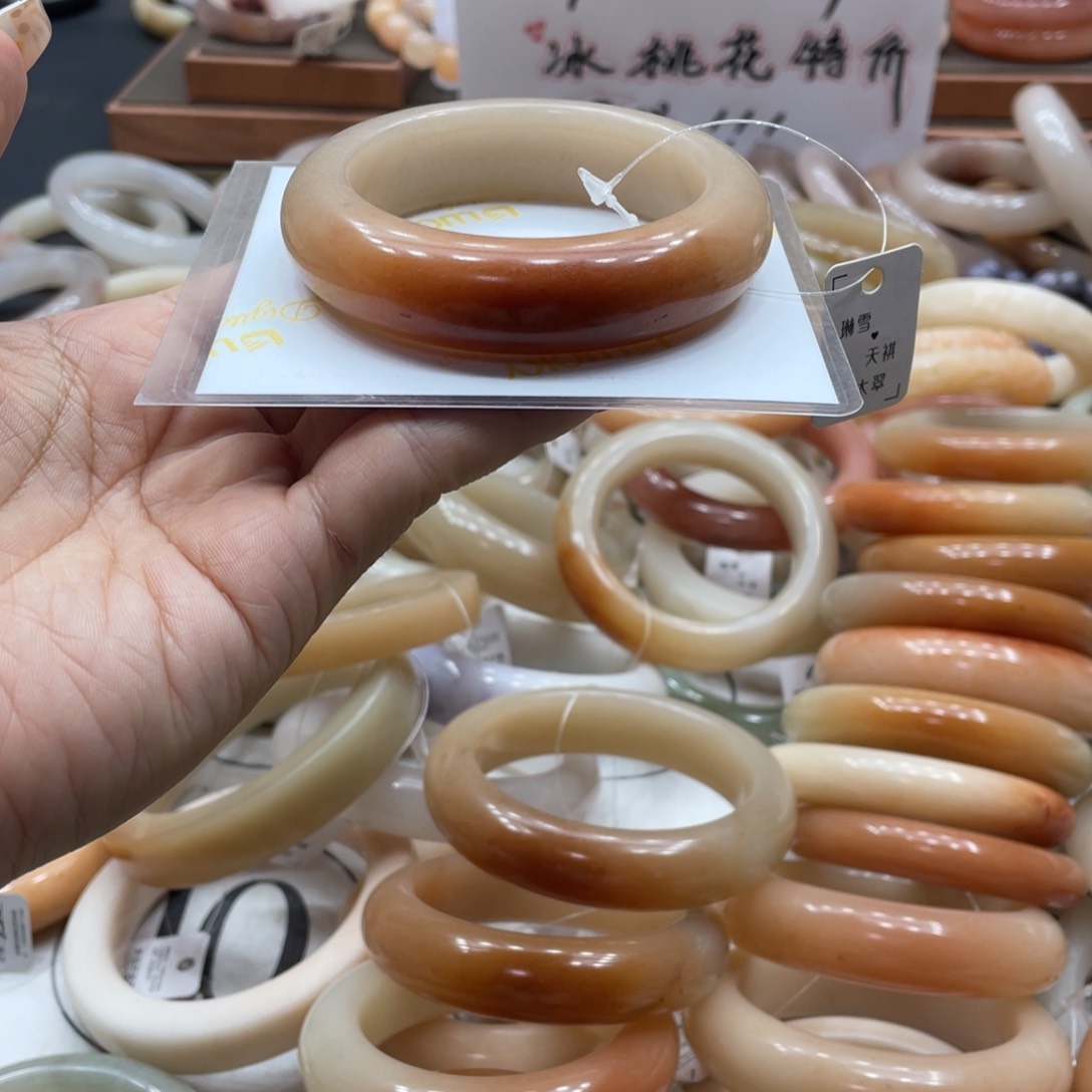 石英质玉手镯未镶嵌下***见