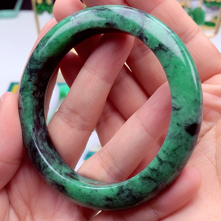 翡翠手镯未镶嵌翡翠