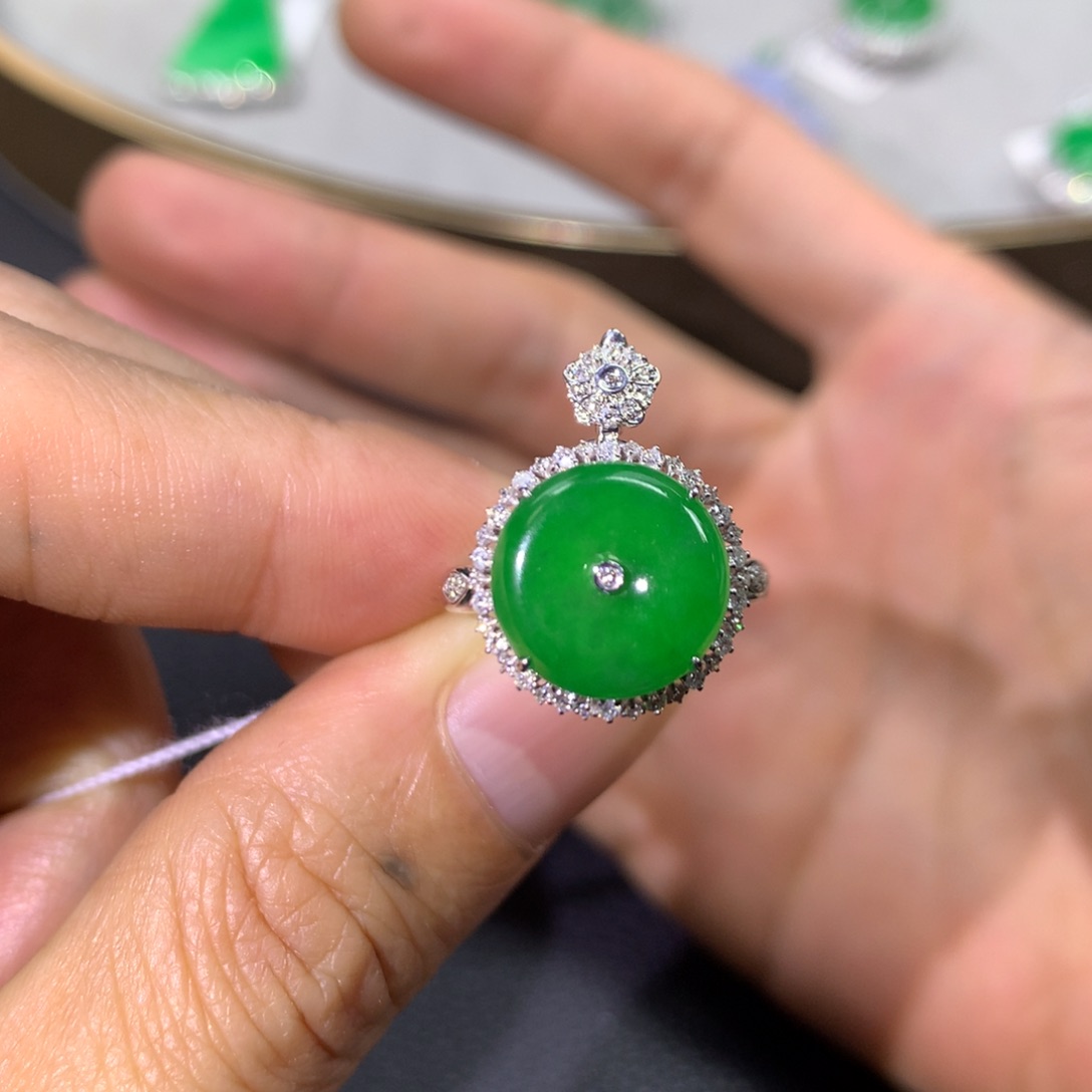 翡翠戒指18K金镶嵌翡翠