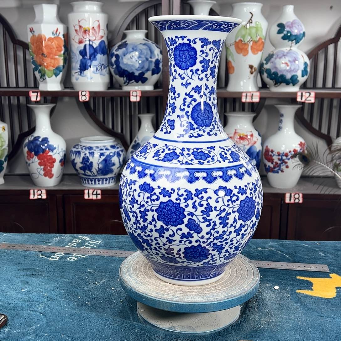 摆件景德镇陶瓷缠枝