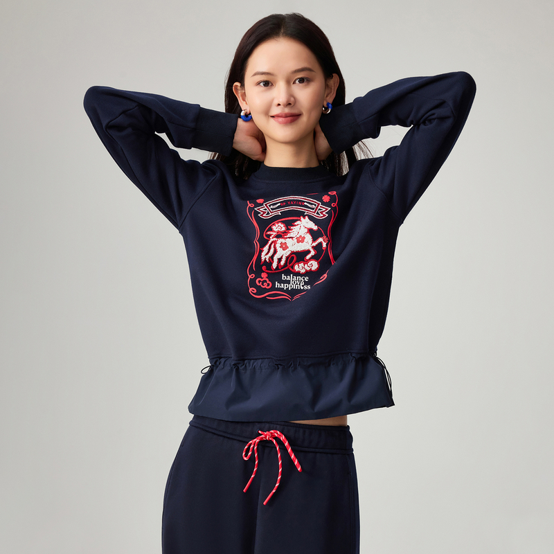 EP雅莹「骏」系列2026早春新款女装 简约印花圆领收腰长袖卫衣5207A