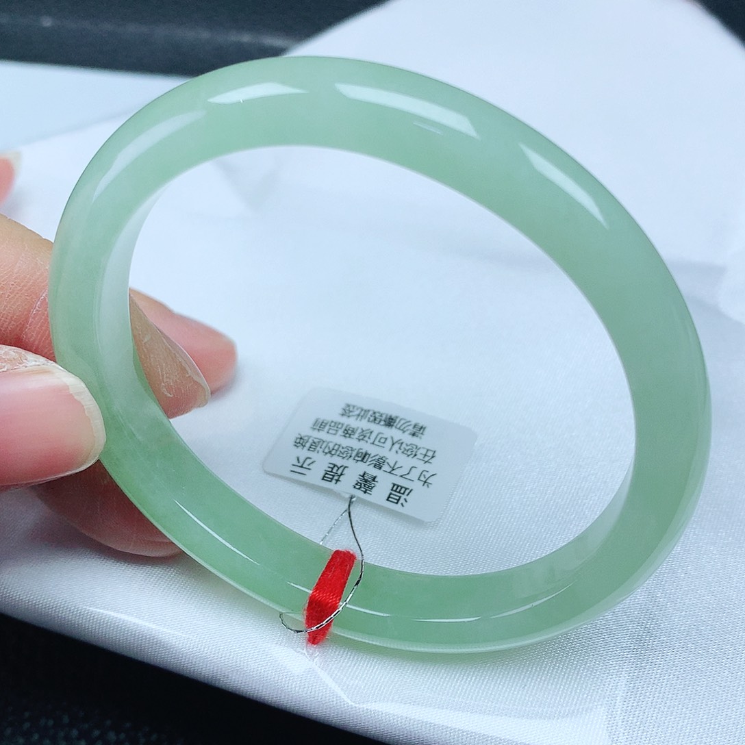翡翠手镯未镶嵌56贵