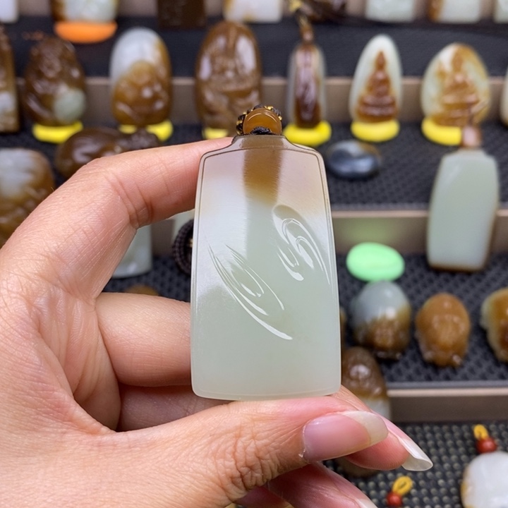 B***n和田玉未镶嵌颈饰