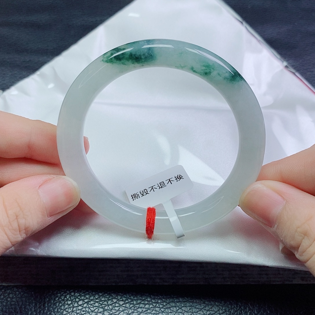 翡翠手镯未镶嵌圆条飘花 皮纹微抠瑕疵漏
