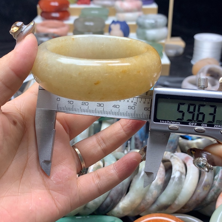 未镶嵌手镯石英质玉