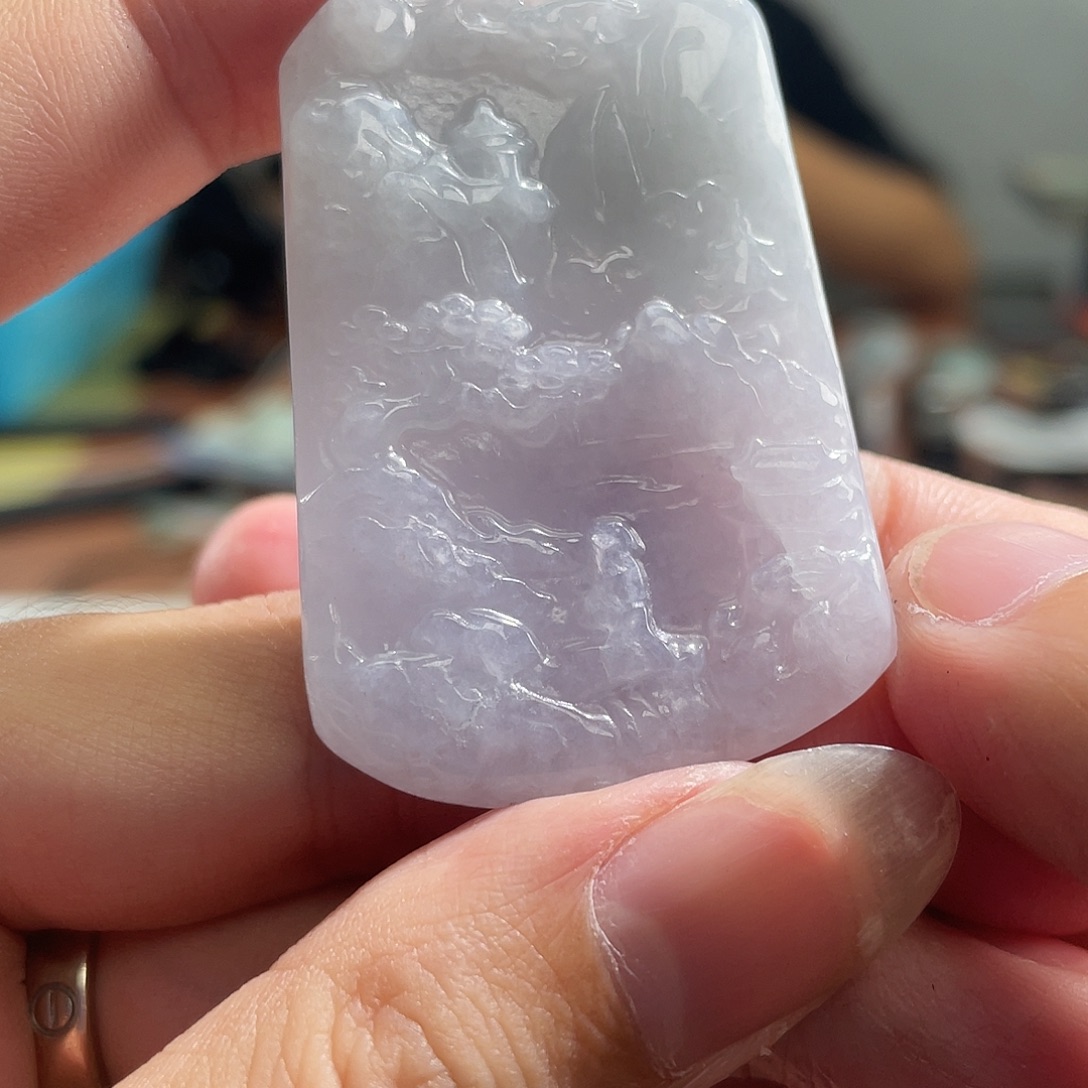 翡翠未镶嵌颈饰有裂