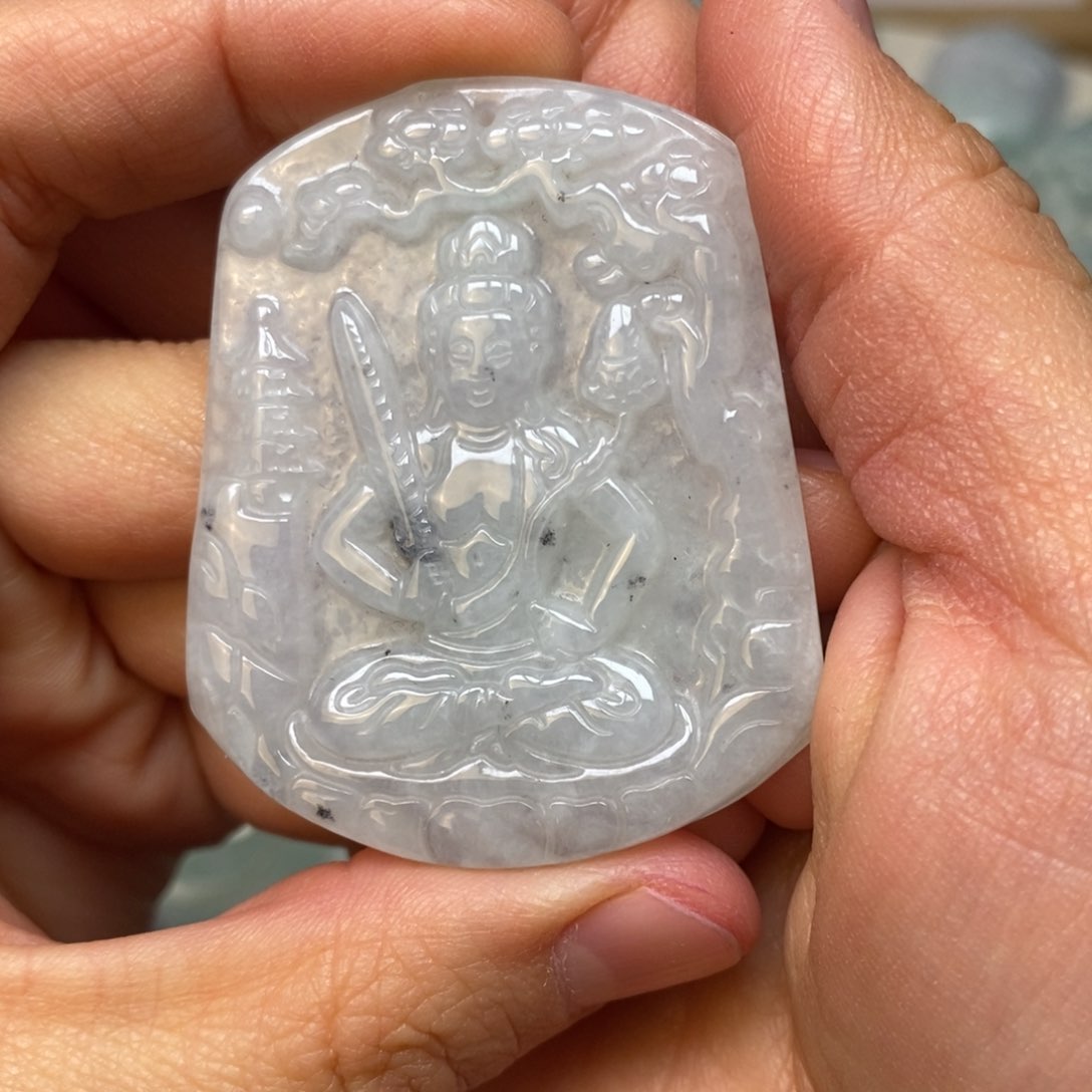 翡翠颈饰未镶嵌虚空