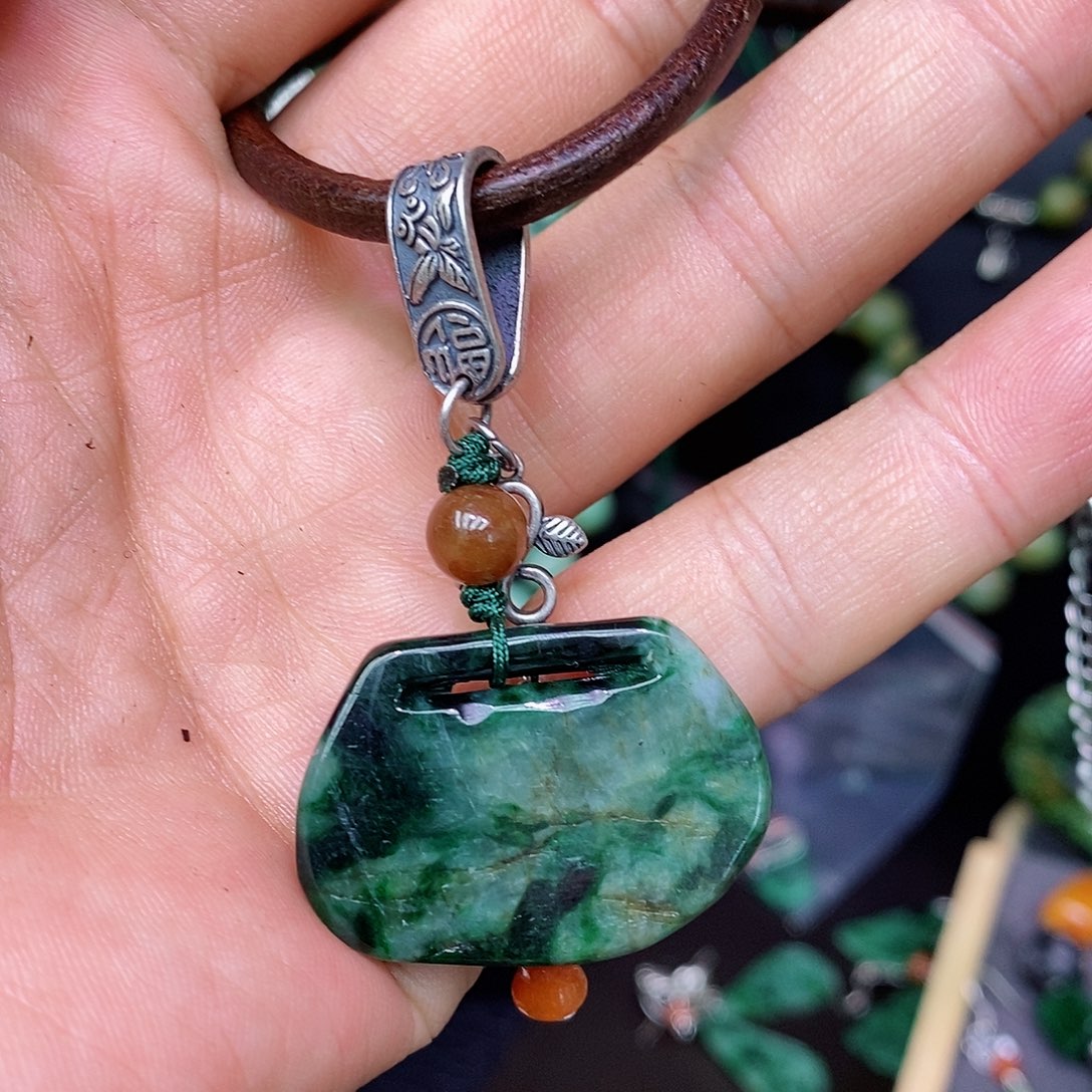 翡翠未镶嵌颈饰漂亮美眉