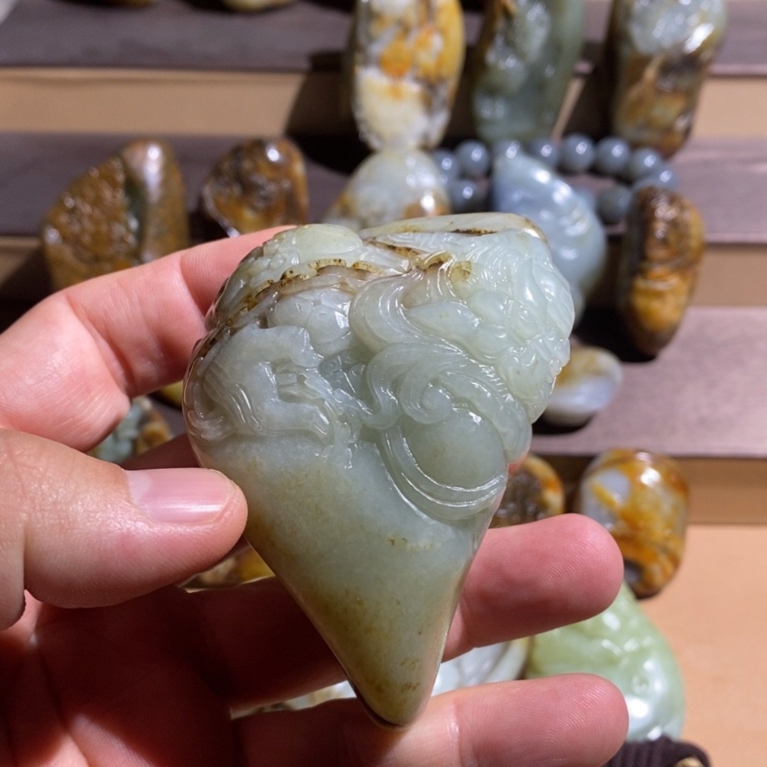 蜂***葱和田玉未镶嵌把件