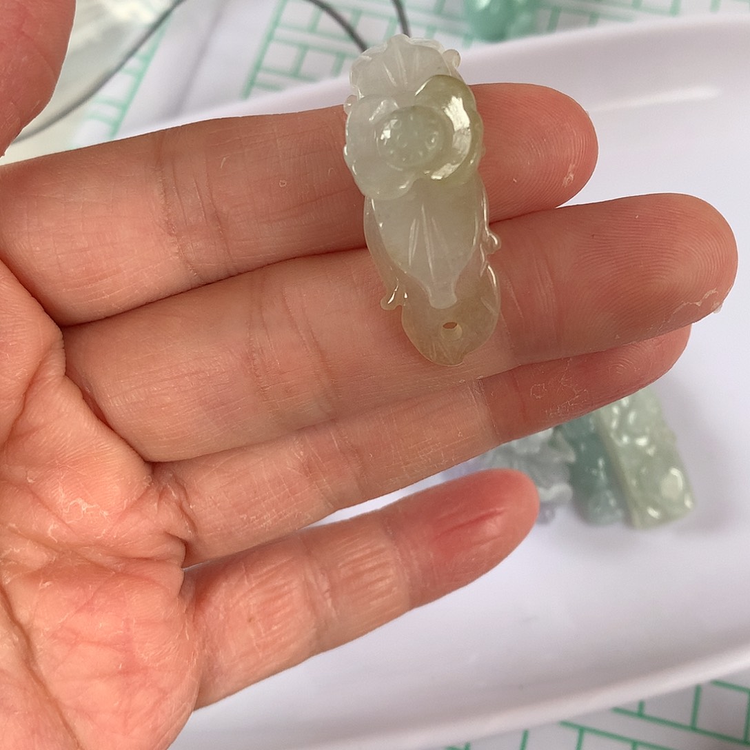 翡翠颈饰未镶嵌牛*听花