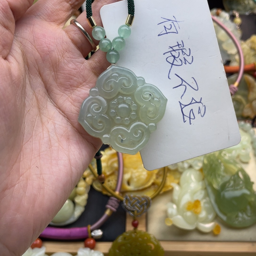 蛇纹石玉颈饰未镶嵌