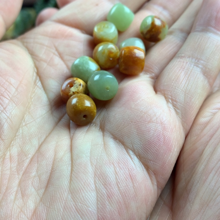 透闪石质玉珠子未镶嵌