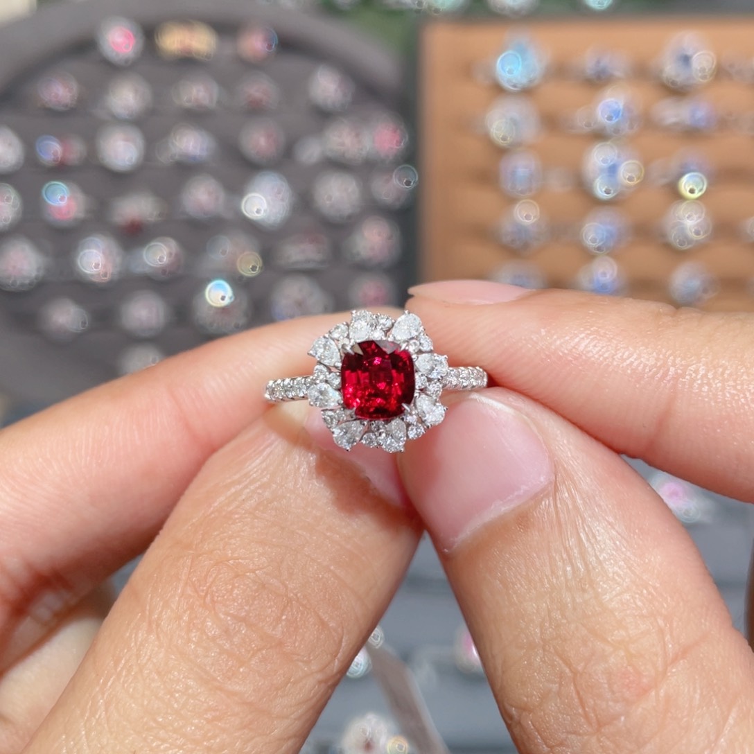 尖晶石戒指18K金镶嵌1.05ct 绝地