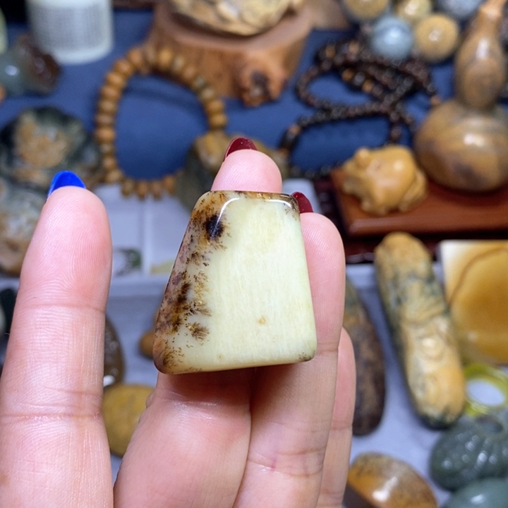 蛇纹石玉原石未镶嵌