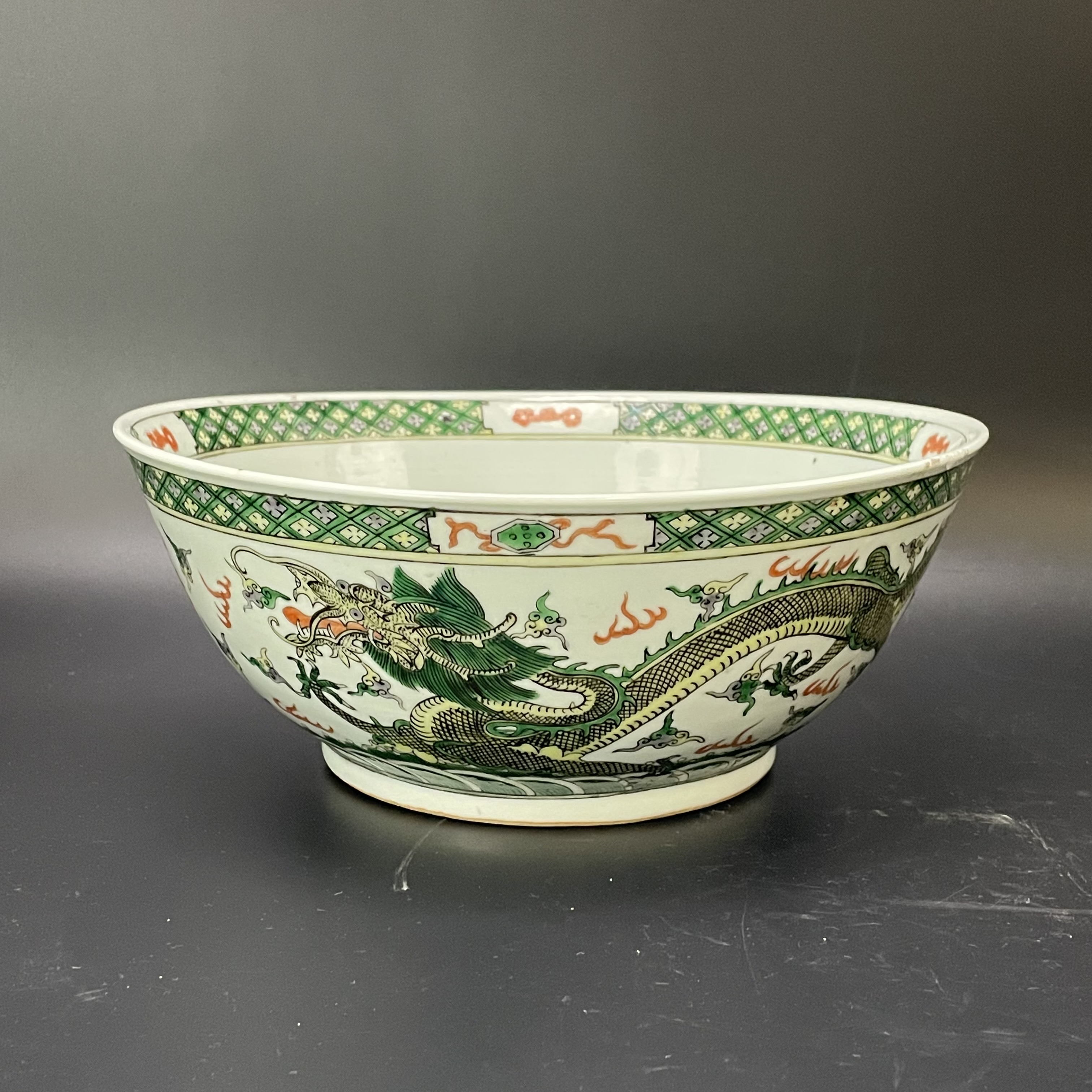 25120339 清光绪五彩双龙赶珠纹碗 直径27.6高11cm