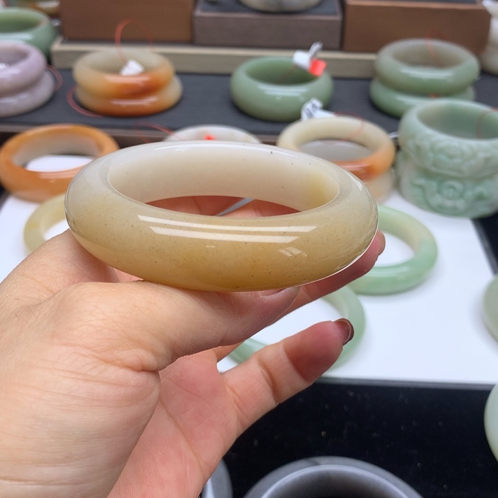 未镶嵌手镯石英质玉