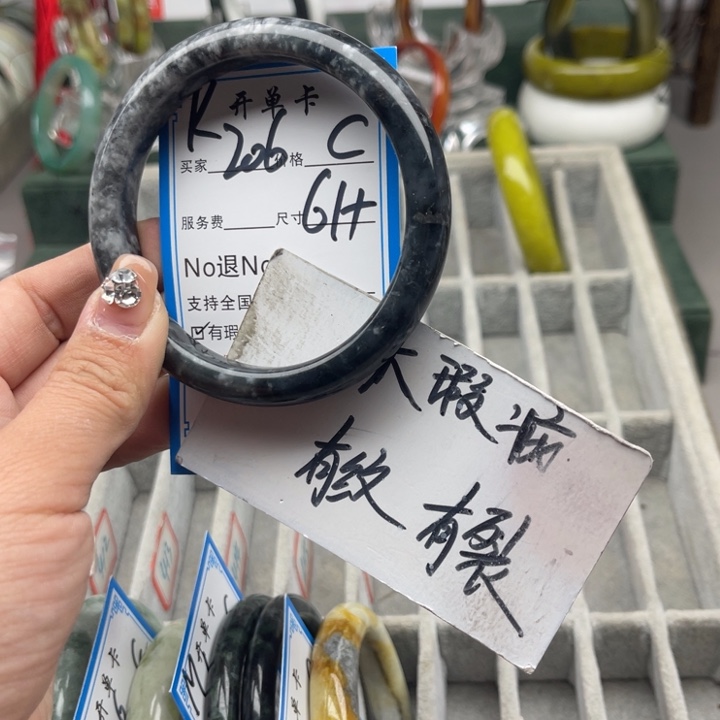 蛇纹石玉未镶嵌手镯