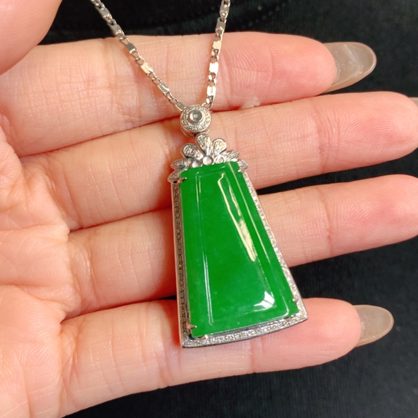 【闪购商品】颈饰18K金镶嵌翡翠平安无事