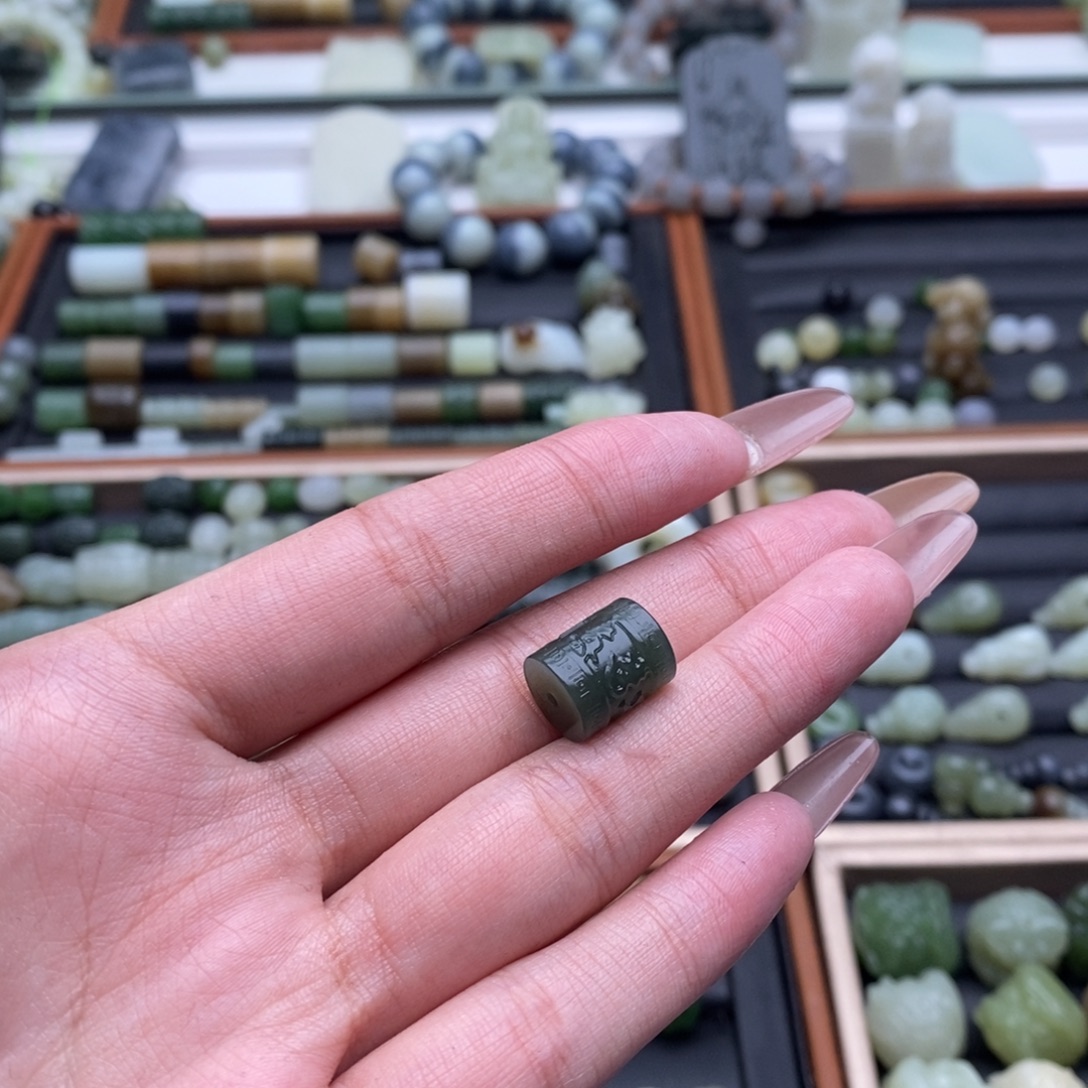 小***子和田玉未镶嵌珠宝半成品