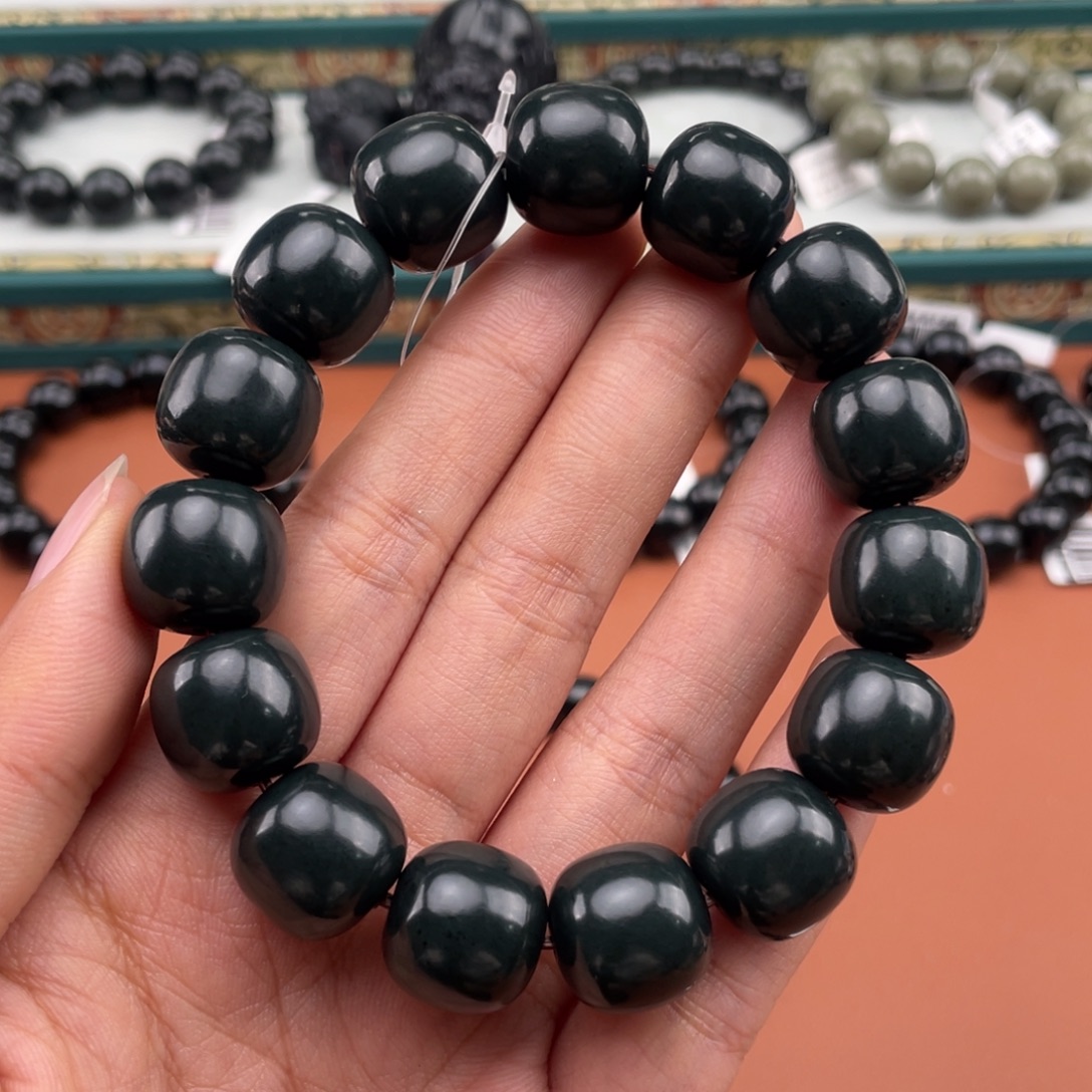 冷***人和田玉未镶嵌颈饰